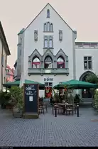 Abendlicher Blick auf den  DOM Konstanz , ein Caf�, eine Bar und ein Restaurant in der Br�ckengasse in Konstanz.
[9.7.2018 | 21:05 Uhr]