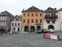 Tardets-Sorholus, historische Geb�ude am Place Central (27.07.2018)