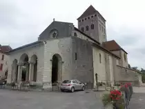 Sauveterre-de-B�arn, Pfarrkirche Saint-Andre, erbaut im 12. Jahrhundert (27.07.2018)