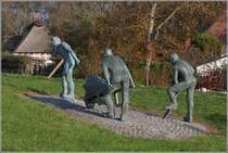 Otterndorf. In der Nhe des Schpfwerkes erinnert das Deichbauer-Denkmal an den beschwerlichen Deichbau ohne Maschineneinsatz in frheren Zeiten. 11.10.2018