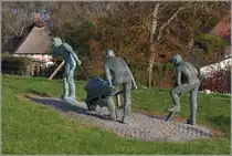 Otterndorf. In der N�he des Sch�pfwerkes erinnert das Deichbauer-Denkmal an den beschwerlichen Deichbau ohne Maschineneinsatz in fr�heren Zeiten. 11.10.2018