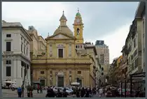Am Piazza Matteotti im Zentrum Genuas befindet sich die kleine Kirche Chiesa del Ges� aus dem 16. Jahrhundert. Auch im September herrscht hier reges Treiben. Rechts im Hintergrund ist das Stadttor Porta Soprana erkennbar. (22.09.2018)