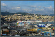 Der 76 m hohe Leuchtturm von Genua gewhrt einen eindrucksvollen Blick ber die Hafenanlagen und die Stadt. Genua ist ein bedeutender Anlaufpunkt fr Kreuzfahrtschiffe. Gleichzeitig starten hier auch Fhren nach Korsika und Sardinien. Im Hintergrund ist das Stadtzentrum von Genua zu sehen, etwa in Bildmitte befindet sich der <a href= http://www.bahnbilder.de/bild/italien~e-loks~e402b/1112329/der-bahnhof-genova-piazza-principe-liegt.html >Bahnhof Genova Piazza Principe</a>. Rechts liegt der alte Hafen Porto Antico. (Genua, 22.09.2018)