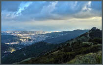 Zahlreiche Festungen wurden in den Bergen nrdlich von Genua zum Schutz der Stadt errichtet. Am rechten Bildrand ist die Festung Puin zu sehen, eine der besterhaltendsten Anlagen. Links das Val Bisagno. (Genua, 23.09.2018)