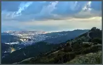 Zahlreiche Festungen wurden in den Bergen n�rdlich von Genua zum Schutz der Stadt errichtet. Am rechten Bildrand ist die Festung Puin zu sehen, eine der besterhaltendsten Anlagen. Links das Val Bisagno. (Genua, 23.09.2018)