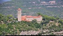 Blick whrend einer Busfahrt zum Kloster Montserrat (E) im Montserrat-Gebirge auf das Kloster  Monestir de Sant Benet de Montserrat .
[19.9.2018 | 12:32 Uhr]