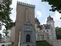 Pau, Schloss mit Schlo�turm von 1370, Schloss erbaut im 15. Jahrhundert durch Gaston de Foix (27.07.2018)