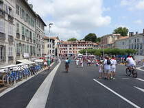 Bayonne, Gebude am Place de la Republique whrend des Volksfestes Fete de Bayonne (26.07.2018)