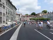Bayonne, Geb�ude am Place de la Republique w�hrend des Volksfestes Fete de Bayonne (26.07.2018)