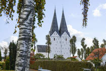 Die romanische Kirche von Broager (deutsch: Broacker) mit ihrem markanten gotischen Doppelturm – dem Einzigen im alten Herzogtum Schleswig – ist nicht nur Wahrzeichen der Gemeinde, sondern aufgrund ihrer hohen Lage und der weiten Sichtbarkeit eines der markantesten Bauwerke an der Flensburger Frde. Aufnahme: 20. Oktober 2018.