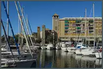Blick �ber den Hafen auf den im 12. Jahrhundert errichteten Uhrenturm Civica del Brandale sowie links daneben Corsi- und Guarnieri-Turm. (24.09.2018)