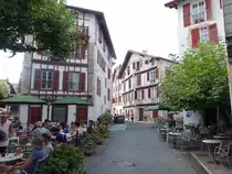 Saint-Jean-de-Luz, Fachwerkh�user am Place Louis XVI. (26.07.2018)