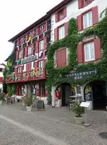 Espelette, H�user mit Tour de France Schmuck in der Stra�e Karrika Nagusia (26.07.2018)