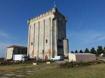 Pons, Donjon, 30 Meter hoher mittelalterlicher Wehrturm, erbaut  1187 von Gottfried III. (24.07.2018)
