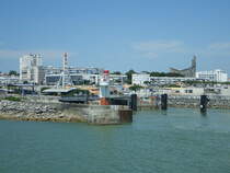 Royan, Ausblick auf den Hafen mit Palais de Congress, Riesenrad und Kirche Notre-Dame (24.07.2018)