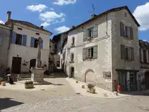 Bourdeilles, Brunnen und Geb�ude in der Grande Rue (23.07.2018)