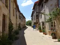 Saint-Jean-de-C�le, Fachwerkh�user in der Rue du Fond du Bourg (23.07.2018)