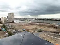 Hamburg am 15.9.2018: Baustelle Hafencity, s�dliches �berseequartier, hinten der Baakenhafen, daneben ein neues Wohnquartier und daneben die Norderelbe /