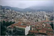 Monaco. Blick vom Stadtteil Monaco-Ville auf den unterhalb gelegenen Stadtteil La Condamine und die dahinterliegenden Stadtteile, die sich den Berghang hinaufziehen. Scan eines Dias vom Sommer 1979.