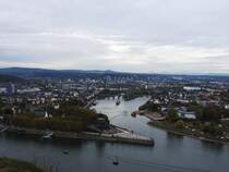 KOBLENZ-ZUSAMMENFLUSS VON RHEIN/MOSEL AM DEUTSCHEN ECK
Von der FESTUNG EHRENBREITSTEIN,der zweitgrten erhaltenen Festungsanlage Europas,
fllt der Blick auf den wohl berhmtesten Zusammenfluss Deutschlands von RHEIN und MOSEL am
DEUTSCHEN ECK in KOBLENZ....am 31.10.2018i