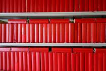 Ordnung muss sein: Gesangbuchregal in der St.-Laurentii-Kirche in Sderende auf Fhr, aufgenommen am 5. September 2018.