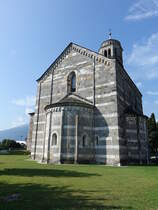 Gravedona, Kirche Santa Maria del Tiglio, erbaut im 12. Jahrhundert mit drei halbrunden Apsiden (21.09.2018)