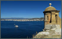 Blick von der Insel Sainte-Marguerite ber das tiefblaue Meer zur Stadt Cannes. (28.09.2018)