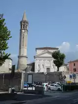 Lecco, Basilika San Nicolo, erbaut ab 1252, neoklassizistischen Fassade von Giuseppe Bovara.Er ist mit einer H�he von 96 Metern einer h�chsten Kircht�rme Italiens und hat ein Gel�ut von neun Glocken. Der imposante neugotische Glockenturm wurde von 1902 bis 1904 unter Giovanni Ceruti errichtet (21.09.2018)