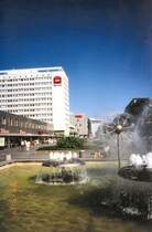 Dresden. Prager Strasse 1999 ,it Wasserspielen und nunmehr Ibis-Hotels