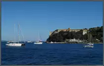 Der Hafen der Insel Sainte-Marguerite wird vom Fort Royal bewacht, das lange Zeit als Staatsgef�ngnis diente. Heute ist die Insel unweit von Cannes ein beliebtes Ausflugsziel. (28.09.2018)