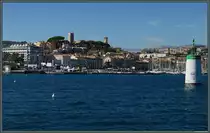 Blick vom Hafen auf Cannes. In der Mitte sind der Tour du Suquet und die Kirche Notre-Dame d'Esp�rance zu sehen. (28.09.2018)