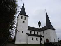 LEUSCHEID/WESTERWALD-EVANGELISCHE KIRCHE
1131 erstmals urkundlich erwhnt als katholische Marienkirche,beeindruckt die dreischiffige Basilika,
Chor,Querhaus und Sakristei stammen aus dem 14./15. Jahrhundert,durch ihre zwei Turmspitzen....
Gelegen am AUGUST-SANDER-PLATZ steht sie seit 1982 unter Denkmalsschutz....
Nur wenige Kilometer oberhalb der kleine Ort KUCHHAUSEN,von 1942-1963 letzter Wohnort des
berhmten Fotografen AUGUST SANDER...am 4.11.2018