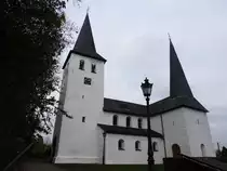 LEUSCHEID/WESTERWALD-EVANGELISCHE KIRCHE
1131 erstmals urkundlich erw�hnt als katholische Marienkirche,beeindruckt die dreischiffige Basilika,
Chor,Querhaus und Sakristei stammen aus dem 14./15. Jahrhundert,durch ihre zwei Turmspitzen....
Gelegen am AUGUST-SANDER-PLATZ steht sie seit 1982 unter Denkmalsschutz....
Nur wenige Kilometer oberhalb der kleine Ort KUCHHAUSEN,von 1942-1963 letzter Wohnort des
ber�hmten Fotografen AUGUST SANDER...am 4.11.2018