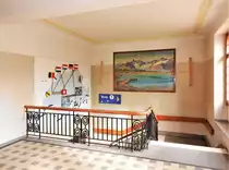 Bahnhof Vallorbe, Innenansicht. Die Treppe f�hrt von der unteren Bahnhofshalle ins Parterre zum Bahnsteig 1 im 1. Stock - 25.10.2013