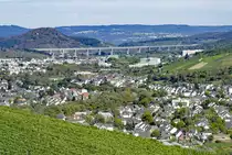 Blick von den Weinbergen �ber Ahrweiler und Bad Neuenahr auf die A 61-Autobahnbr�cke �ber das Ahrtal - 09.09.2018