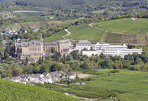 Ursulinenkongregation (Koster Kalvarienberg 1630 von den Franziskanern errichtet). Rechts davon (weies Gebude) Gymnasium und Realschule Kalvarienberg in Ahrweiler - 09.09.2018