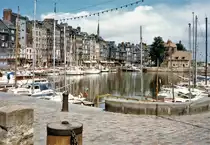 Der alte Hafen (le Vieux Bassin) von Honfleur, im D�partement Calvados in der Normandie - Scan eines Foto vom 21. Juli 1986