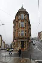 Die Apotheke am Eugensplatz. Hier kann man sehr gut die Hanglage des Gebudes erkennen: Die Strae auf der rechten Seite steigt steil an, whrend es links abwrts geht. Aufgenommen am 08.03.2008