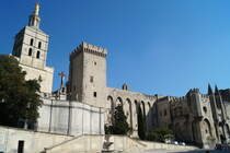 Kathedrale Notre-Dame mit Turmstatue der Jungfrau Maria und der Papstpalast von Avignon, 11.09.2018.