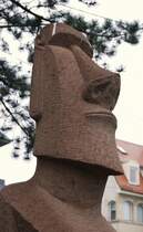 Ein Moai blickt in den Stuttgarter Talkessel - Standort ist der Santiago-de-Chile-Platz in unmittelbarer Nhe der Zahnradbahnhaltestelle  Haigst . Aufgenommen am 08.03.2008