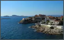 Die Bucht von Marseille ist entlang der Uferstra�e Corniche du Pr�sident Kennedy besonders sehenswert. Im Hintergrund ist die Festungsinsel �le d’If zu sehen, welche durch den Roman  Der Graf von Monte Christo  Bekanntheit erlangte. (Marseille, 29.09.2018)