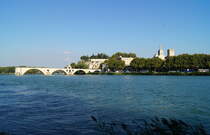Blick ber die Rhone auf Avignon: Die Pont Saint-Bnzet und der Papstpalast im warmen Abendlicht, 11.09.2018.