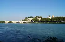 Blick �ber die Rhone auf Avignon: Die Pont Saint-B�n�zet und der Papstpalast im warmen Abendlicht, 11.09.2018.