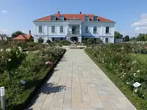 Nagyar, Luby-Kastely in der Pet�fi Utca mit Rosengarten (07.09.2018)