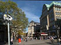 Hamburg am 13.10.2018: Blick von der Mnckebergstrae in die Strae Barkhof mit dem U-Bahn Zugang Mnckebergstrae und dem MGrill /