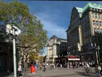 Hamburg am 13.10.2018: Blick von der M�nckebergstra�e in die Stra�e Barkhof mit dem U-Bahn Zugang M�nckebergstra�e und dem M�Grill /