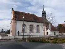 Erlabronn, Katholische Filialkirche Heilig Kreuz. Saalbau mit Halbwalmdach, eingezogenem Chor mit halbrundem Abschluss und Dachreiter mit Zwiebelhaube, repr�sentative S�dfassade mit Volutengiebel. Erbaut von 1766 bis 1767 durch die Baumeister David N�hr und Hans Adam R�ger (11.03.2018)