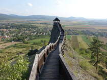 Boldogkővralja, Wehrgang auf dem Felsengrat in der Burg Boldogko, erbaut im 16. Jahrhundert (06.09.2018)