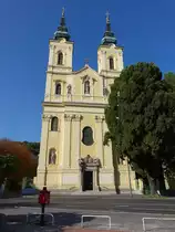 Miskolc, kath. St. Peter und Paul Kirche am Mindszent Ter, erbaut im 18. Jahrhundert (05.09.2018)