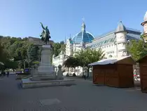 Miscolc, Kossuth Standbild von Jozsef Roja am Erzsebet Ter, dahinter das alte Badehaus G�zf�rd� Uszoda (05.09.2018)